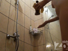 Худышка настраивает температуру воды в душ